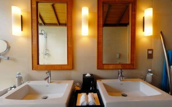 Light Steel Framing Prefabricated Overwater Bungalow / Prefab House For Resort Water Bungalow